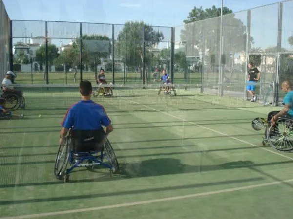 Club De Tenis-padel Bahía De Rota - centro deportivo en Rota