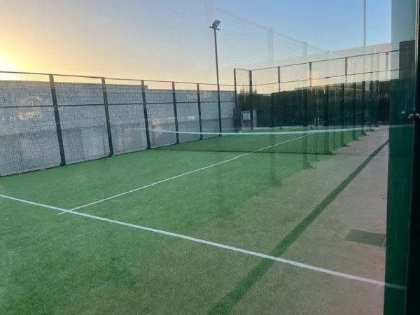 Padel Colegio Adharaz-altasierra - centro deportivo en Espartinas
