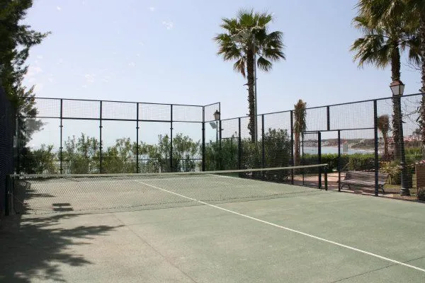Pista De Pádel Hotel H10 - centro deportivo en Estepona