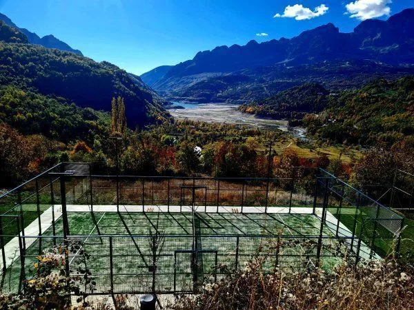 Pista Pádel Ayuntamiento De Panticosa - centro deportivo en Panticosa